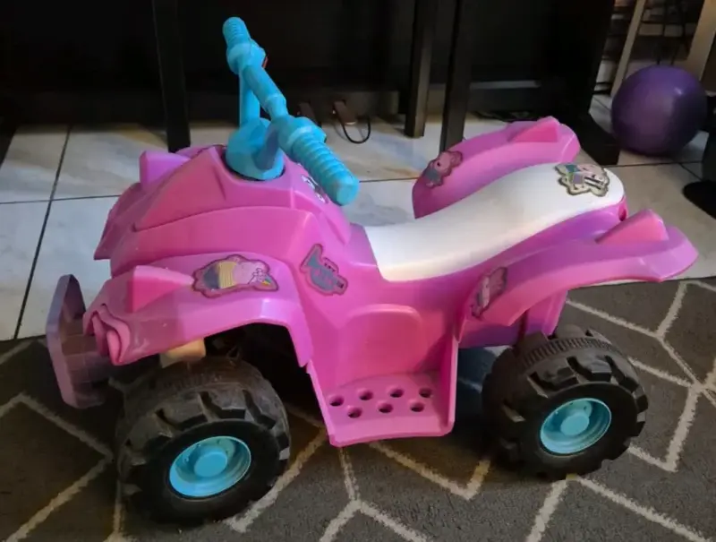 Cuatrimoto infantil rosa con diseño de Peppa Pig - 1