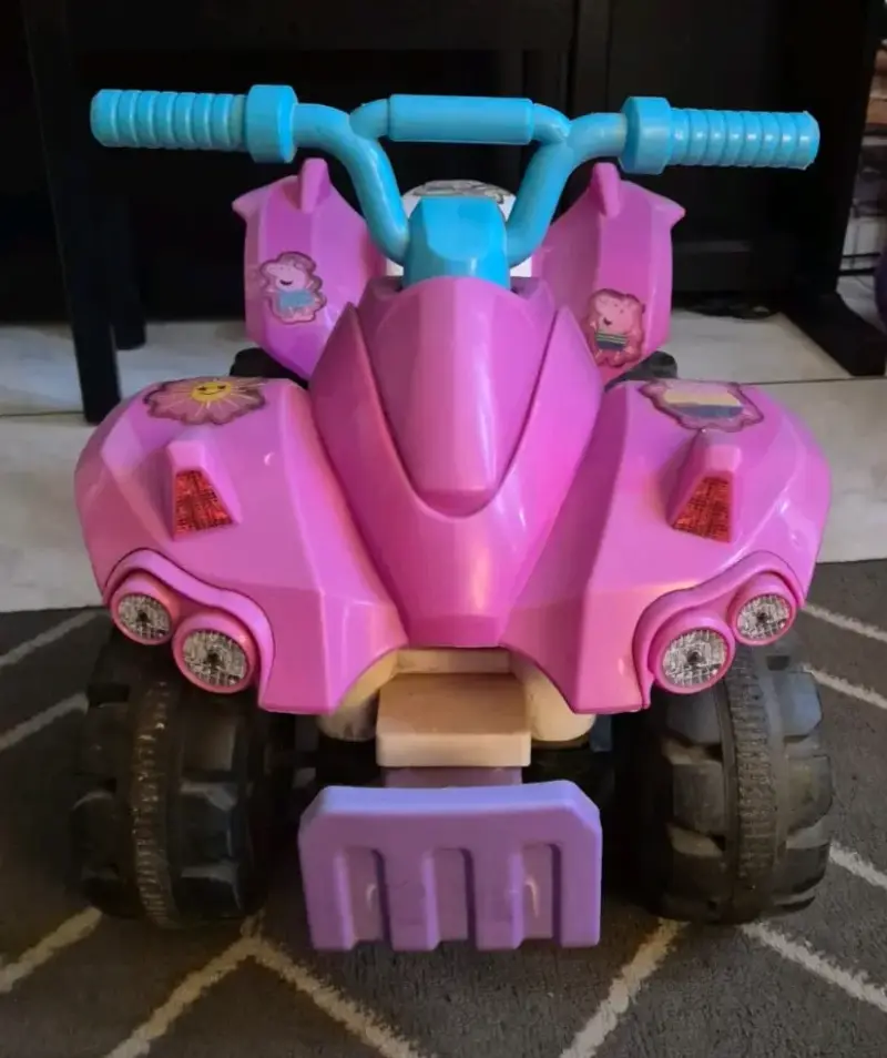 Cuatrimoto infantil rosa con diseño de Peppa Pig - 2