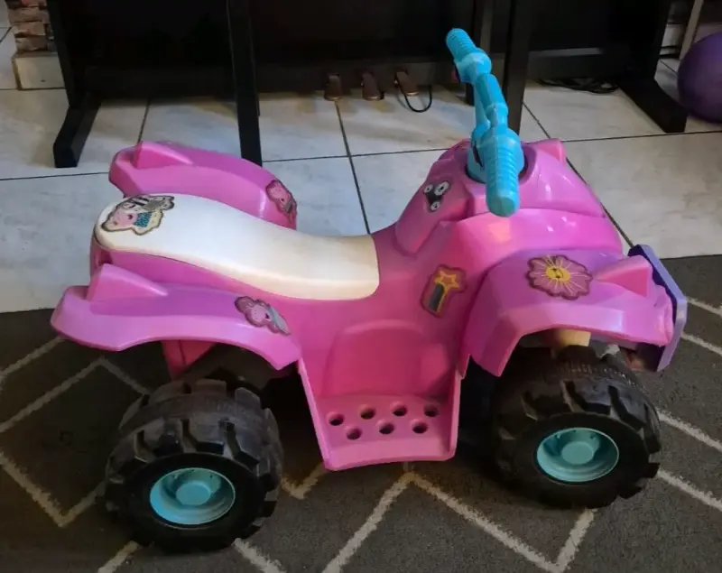 Cuatrimoto infantil rosa con diseño de Peppa Pig - 3