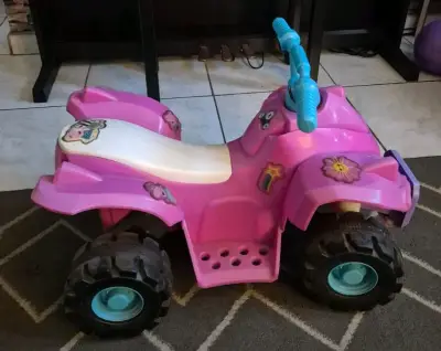 Cuatrimoto infantil rosa con diseño de Peppa Pig - miniatura 3