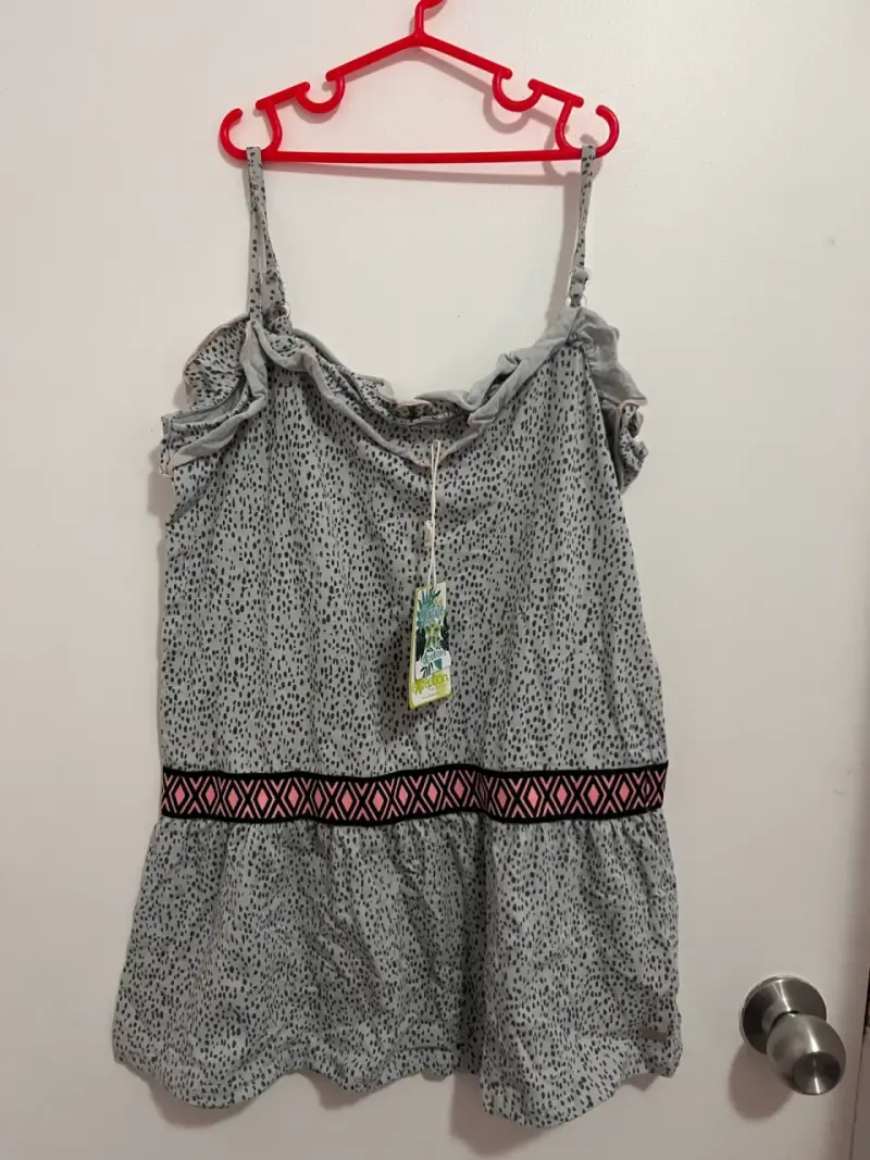 Vestido de tirantes gris con diseño de puntos - 1