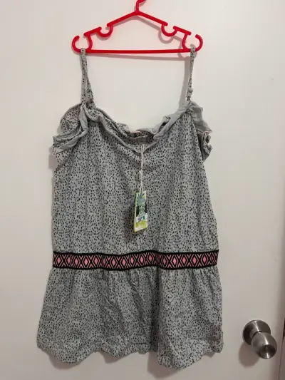 Vestido de tirantes gris con diseño de puntos - miniatura 1