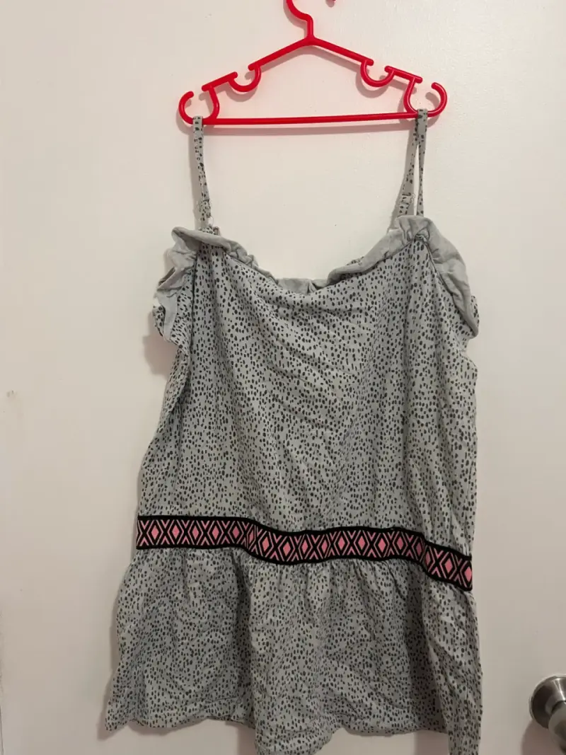 Vestido de tirantes gris con diseño de puntos - 2