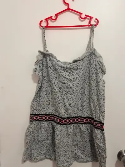 Vestido de tirantes gris con diseño de puntos - miniatura 2