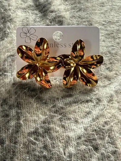 Set de aros de acero inoxidable dorados con diseño floral - miniatura 1