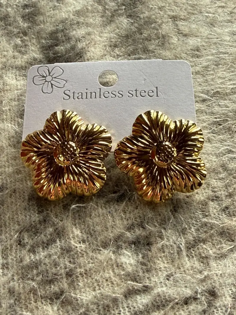 Set de aros de acero inoxidable dorados con diseño floral - 3