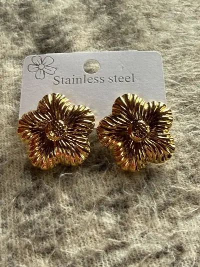 Set de aros de acero inoxidable dorados con diseño floral - miniatura 3