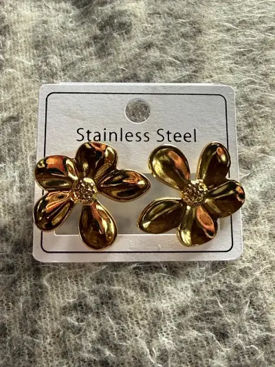Set de aros de acero inoxidable dorados con diseño floral - miniatura 5