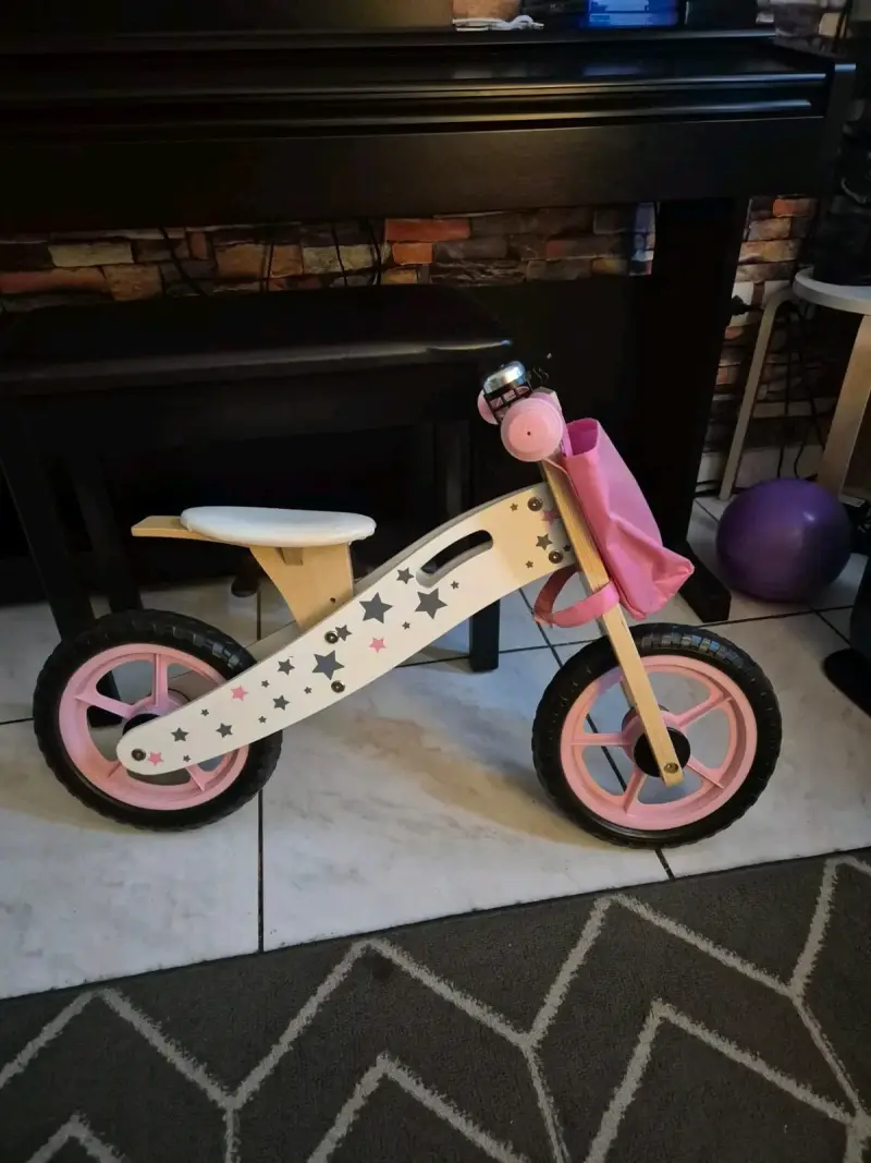 Bicicleta de equilibrio infantil de madera con ruedas rosadas - 1