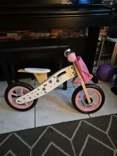 Bicicleta de equilibrio infantil de madera con ruedas rosadas - miniatura 1