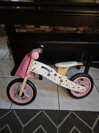 Bicicleta de equilibrio infantil de madera con ruedas rosadas - miniatura 2