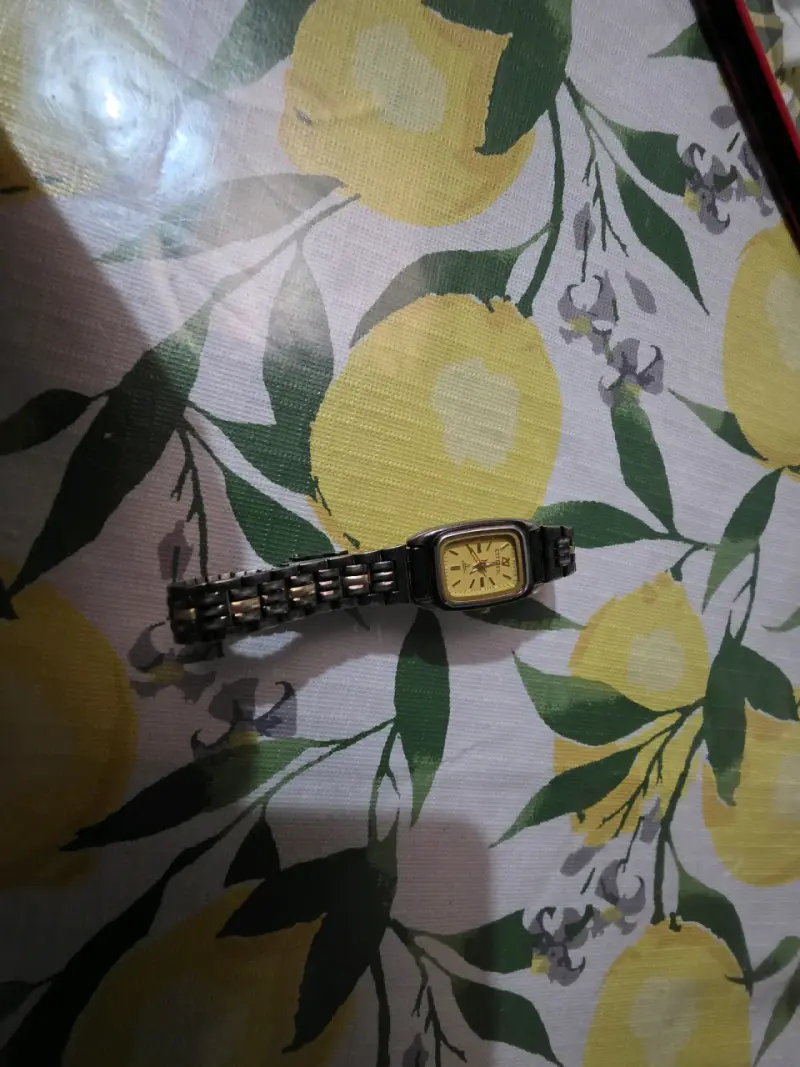 Reloj de pulsera vintage con correa metálica - 1