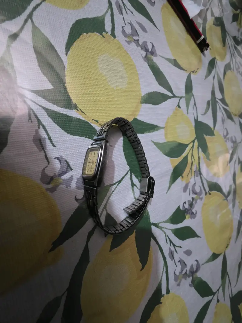 Reloj de pulsera vintage con correa metálica - 2
