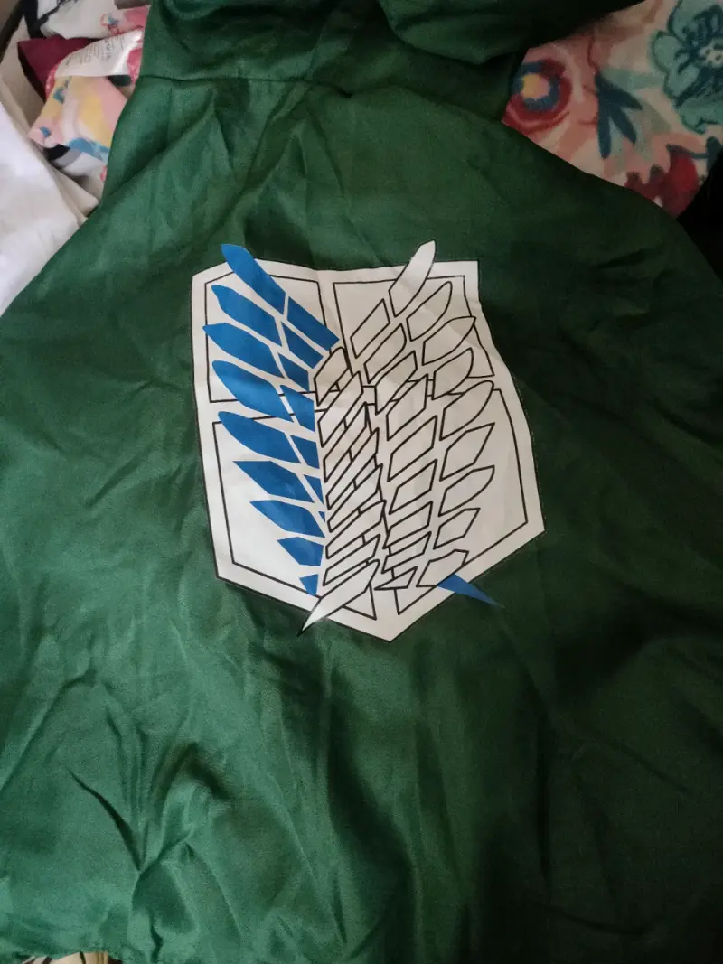 Capa verde con emblema de anime attack on titan