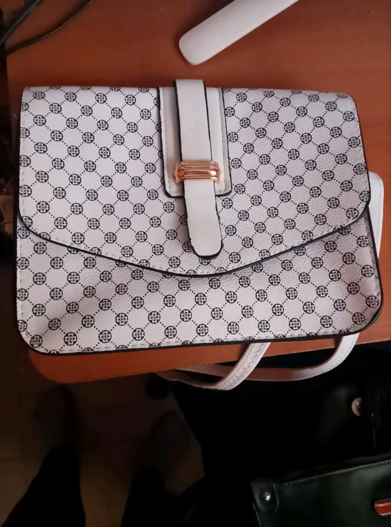 Cartera de mano estampada elegante