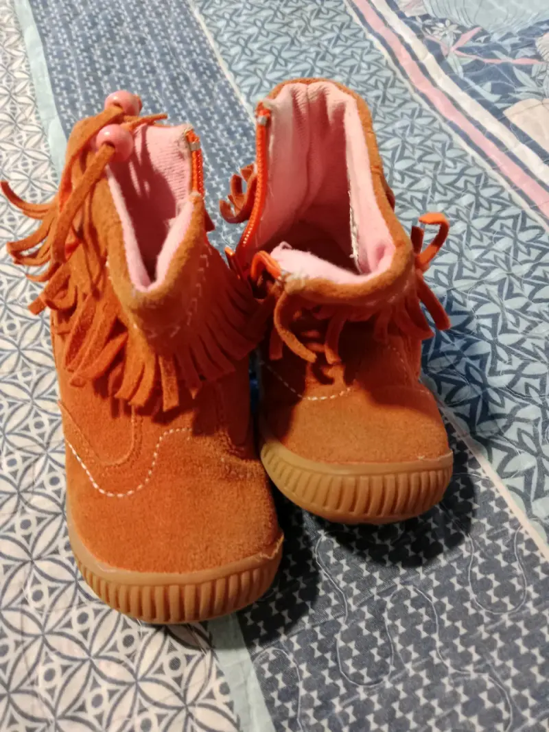 Botines de bebé con flecos color naranja