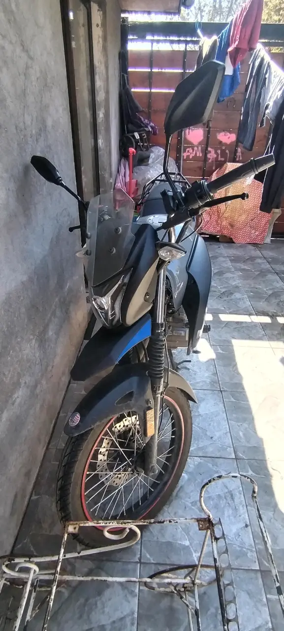Moto UM FASTWIND 150CC - 2