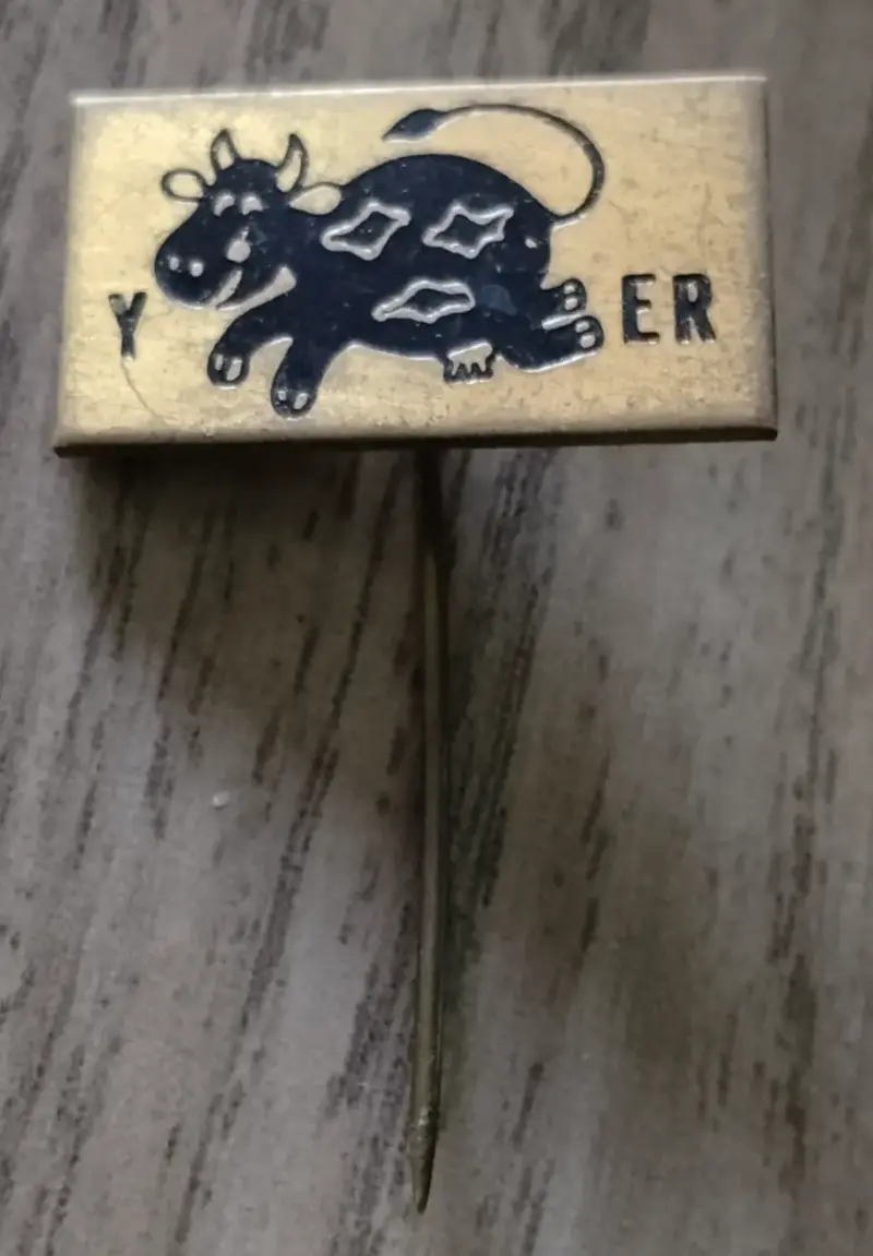 Pin vintage de metal con diseño de vaca - 1