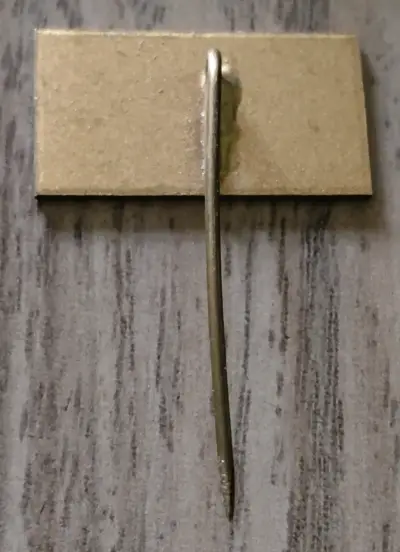 Pin vintage de metal con diseño de vaca - miniatura 2