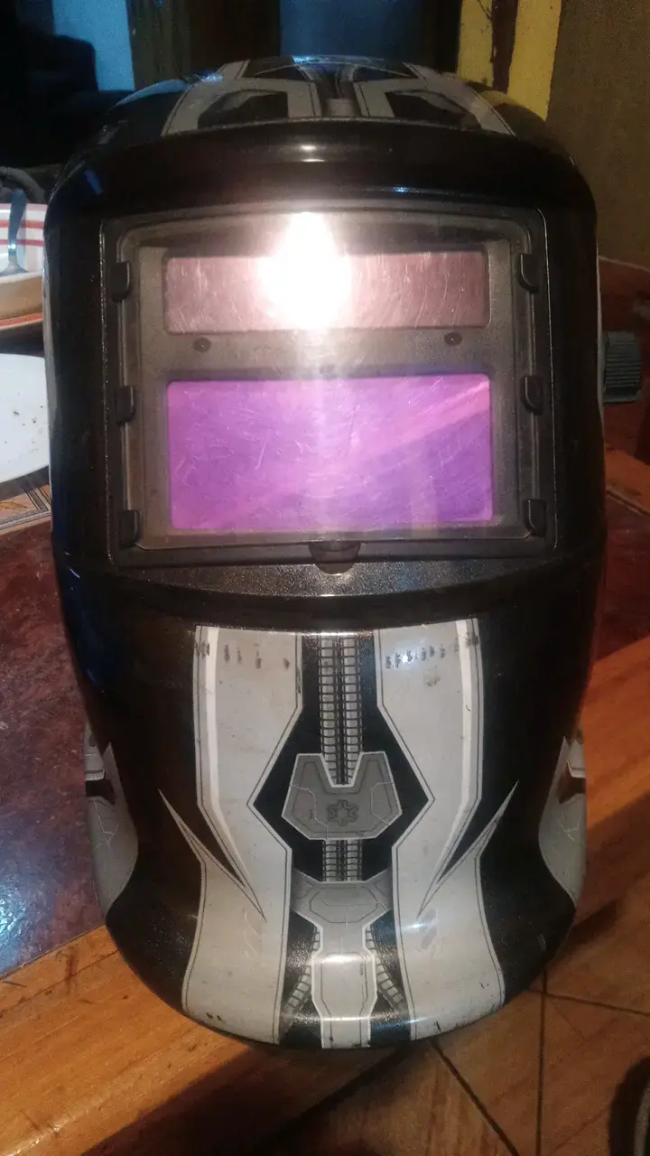 Máscara de Soldar Automática con Diseño Robótico - 1