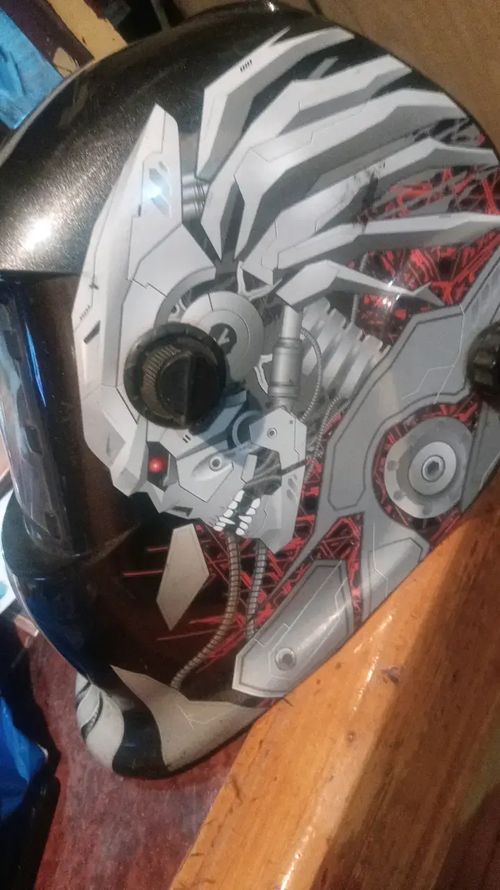 Máscara de Soldar Automática con Diseño Robótico - 2