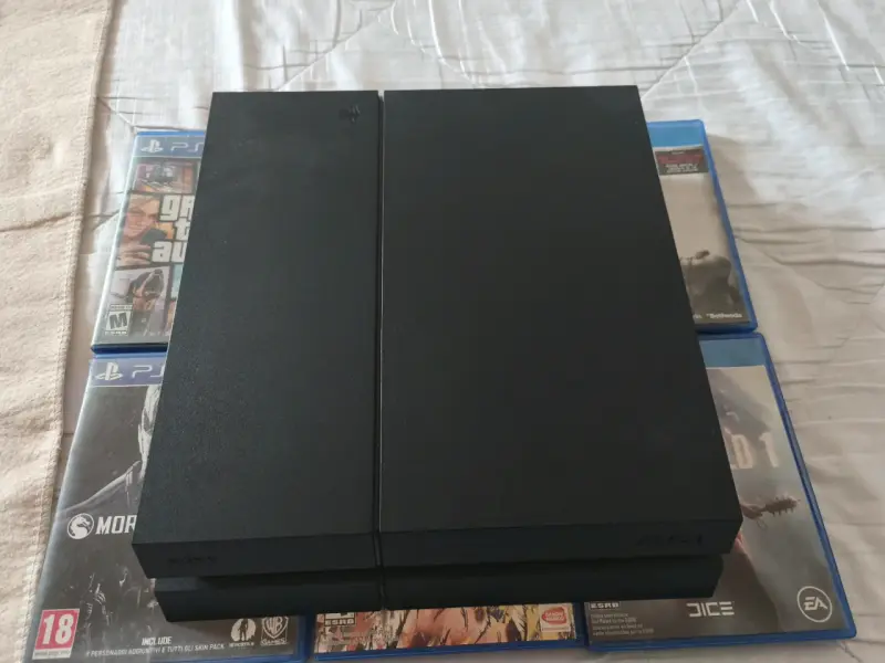 Consola PlayStation 4 con 6 juegos y 2 controles - 1