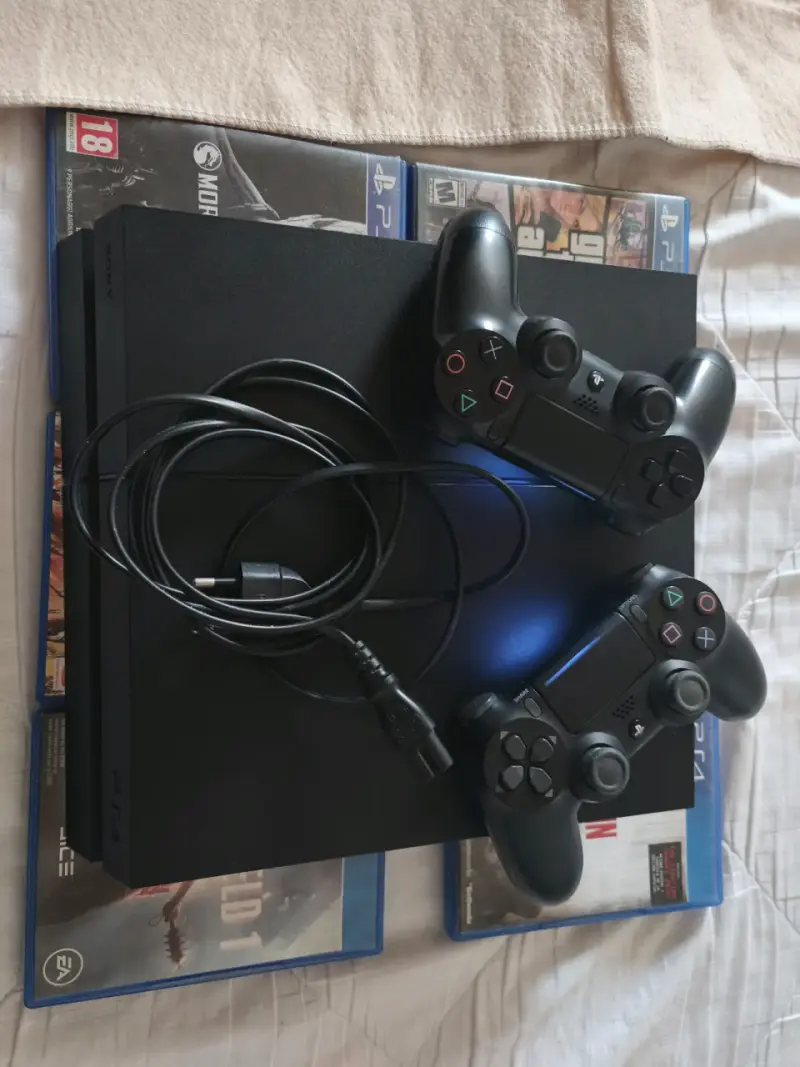 Consola PlayStation 4 con 6 juegos y 2 controles - 4