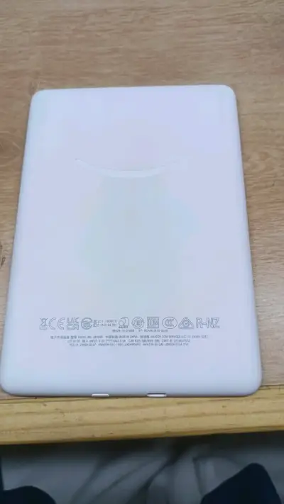 Kindle blanco con pantalla táctil y Wi-Fi - miniatura 3