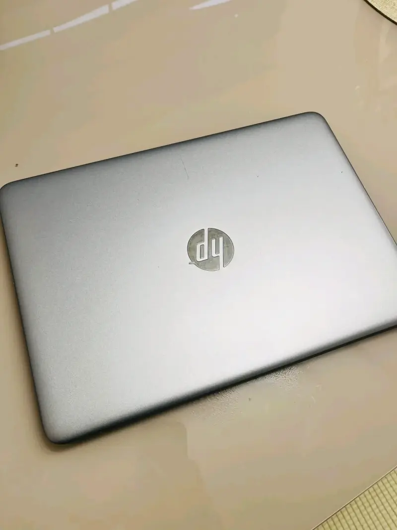 Laptop HP con Intel Core i7 y cargador - 2