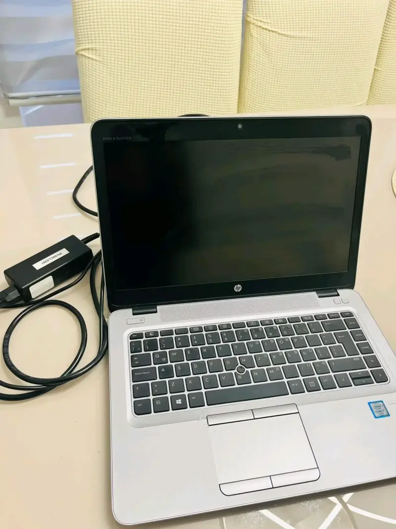 Laptop HP con Intel Core i7 y cargador - 1