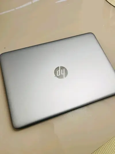 Laptop HP con Intel Core i7 y cargador - miniatura 2