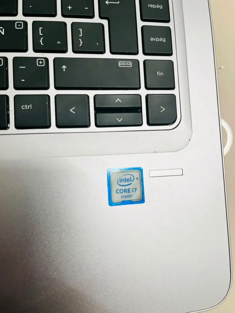 Laptop HP con Intel Core i7 y cargador - 3