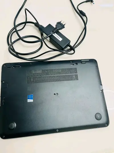 Laptop HP con Intel Core i7 y cargador - miniatura 4