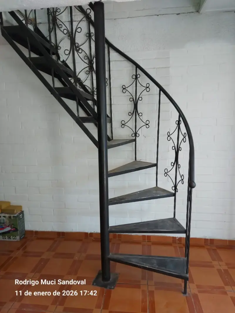 Escalera caracol de metal para interior - 1