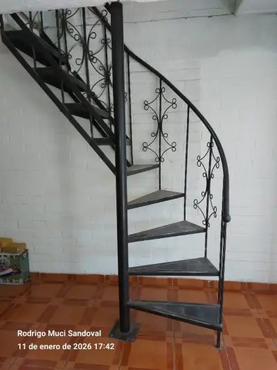 Escalera caracol de metal para interior - miniatura 1