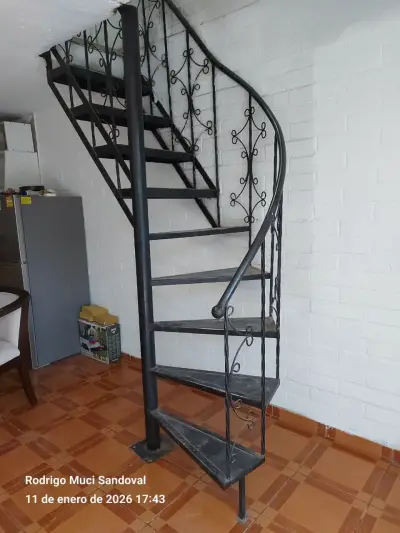 Escalera caracol de metal para interior - miniatura 2