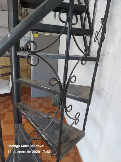 Escalera caracol de metal para interior - miniatura 3