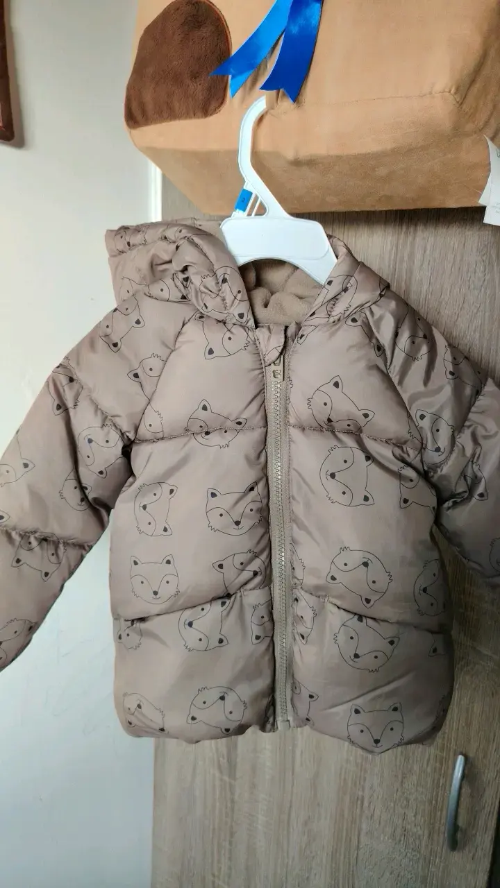 Chaqueta acolchada para niño con capucha