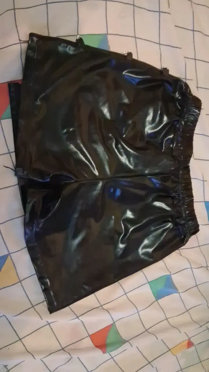 Falda corta negra de vinilo con cadenas - 3
