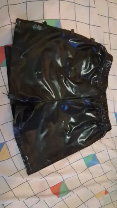 Falda corta negra de vinilo con cadenas - miniatura 3