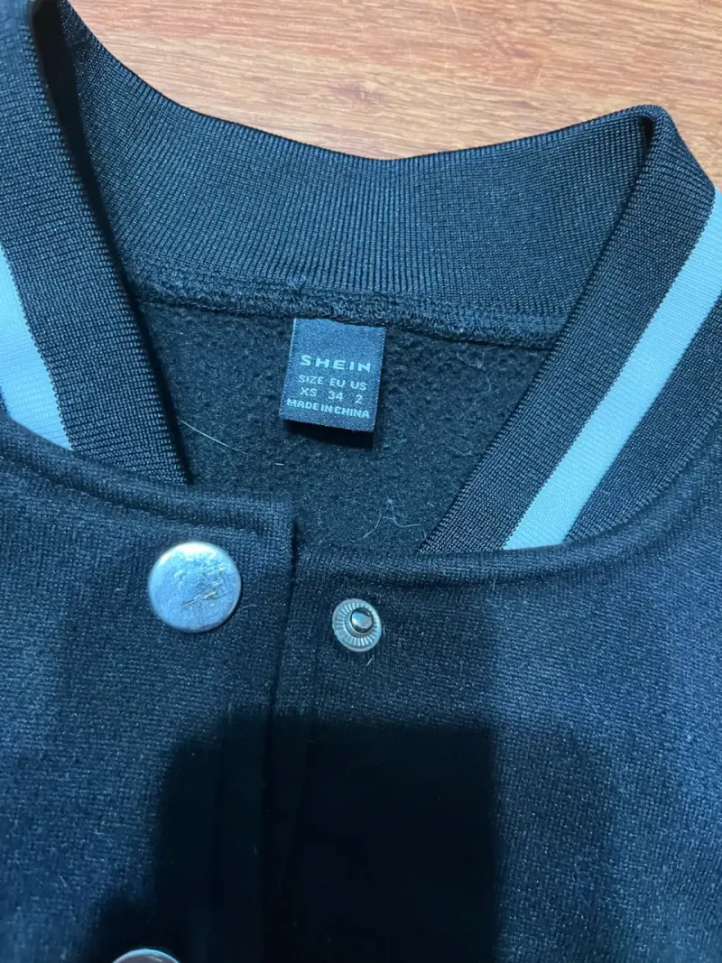 Chaqueta bomber negra con mangas de cuero - 2