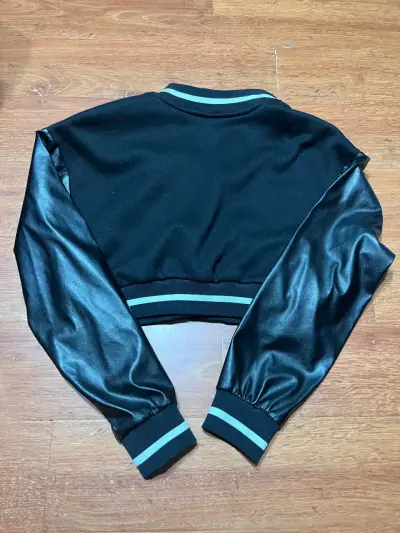 Chaqueta bomber negra con mangas de cuero - miniatura 3