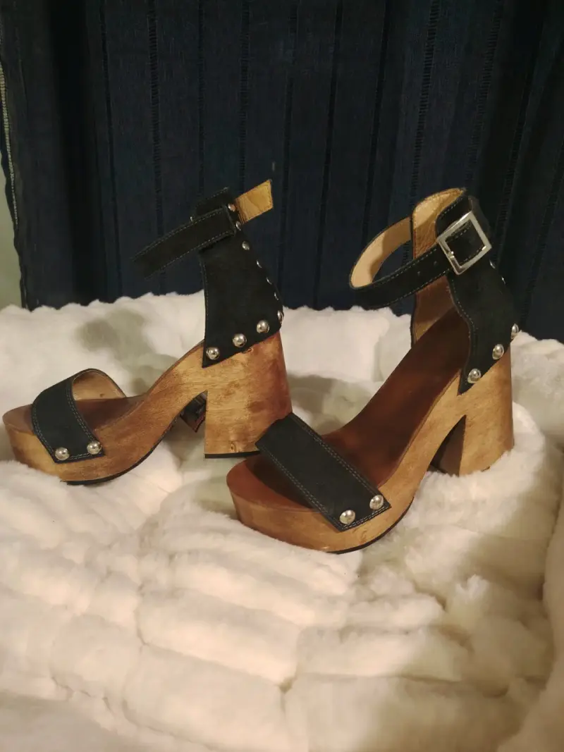 Sandalias de tacón alto de madera y cuero negro