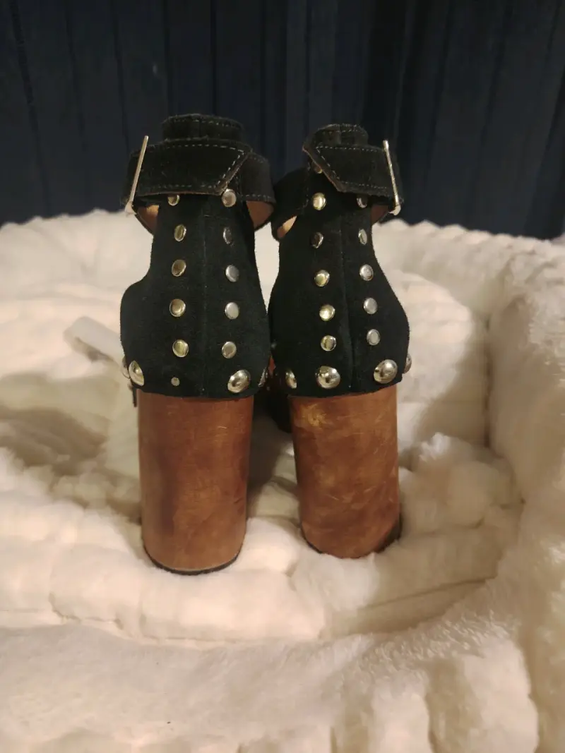 Sandalias de tacón alto de madera y cuero negro - 2