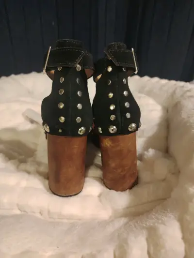 Sandalias de tacón alto de madera y cuero negro - miniatura 2