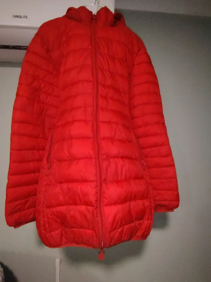 Chaqueta acolchada roja con capucha