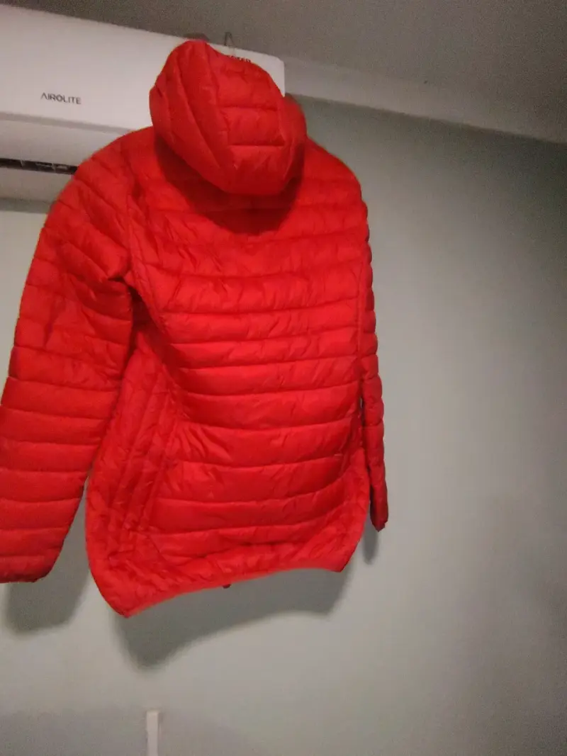 Chaqueta acolchada roja con capucha - 2