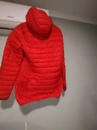Chaqueta acolchada roja con capucha - miniatura 2
