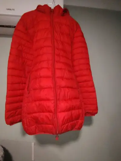 Chaqueta acolchada roja con capucha - miniatura 3