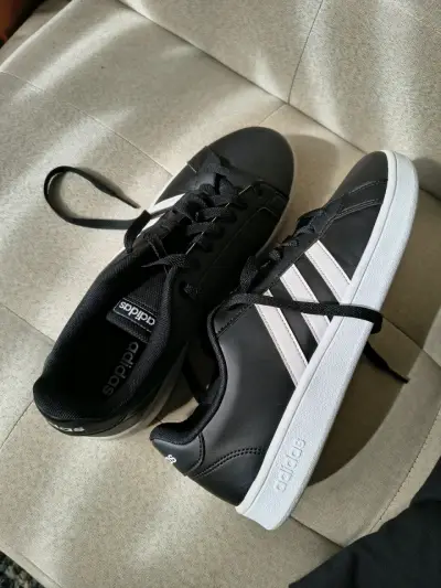 Polera y zapatillas Adidas negras con rayas blancas - miniatura 1